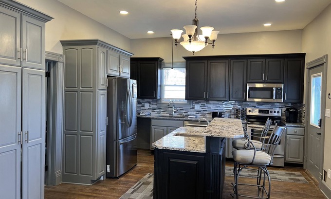 Dundee-Happy Hollow Historic District House | Spacious Dundee Apartment w/5 rooms - Walk to UNMC
