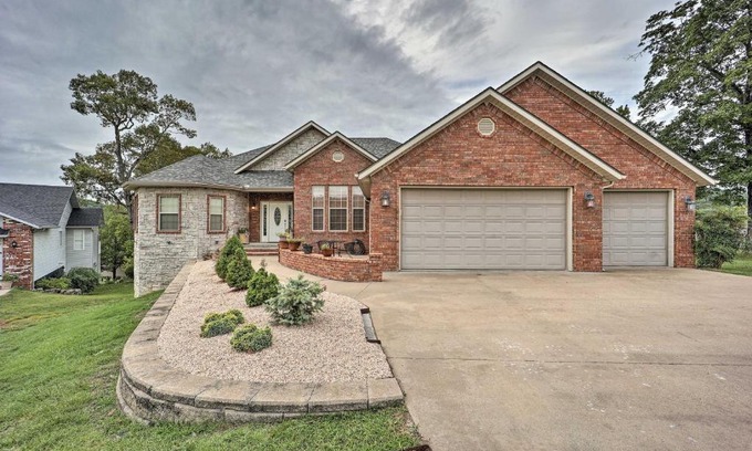 Eureka Springs House | Spacious Eureka Springs Home with Lake Views!