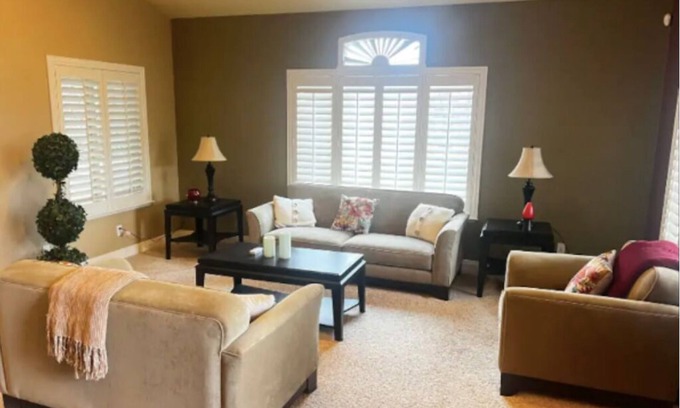 Sparks House | Spacious Executive Home in Sparks 4/4.5