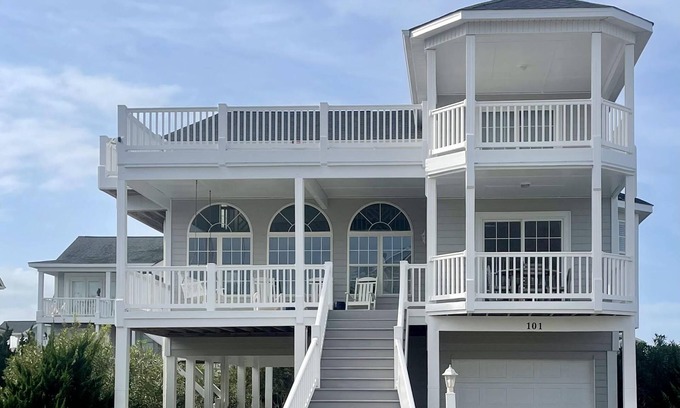 Holden Beach House | Spacious family home with private beachfront pool and clubhouse