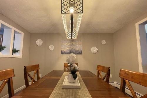 Windsor House | Spacious Family Lake & Ski House