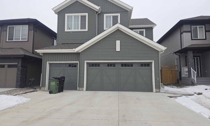 West Edmonton House | Spacious Family Retreat Near WEM |Gym Ravine Trails Netflix Pet & Child-Friendly