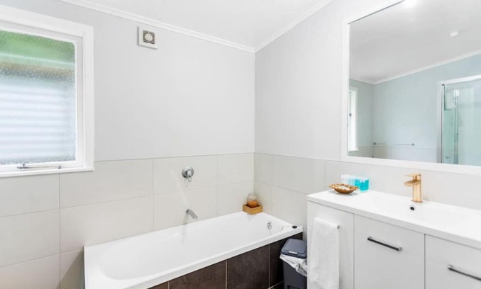 Avondale House | Spacious Family Retreat in City - Netflix - WiFi