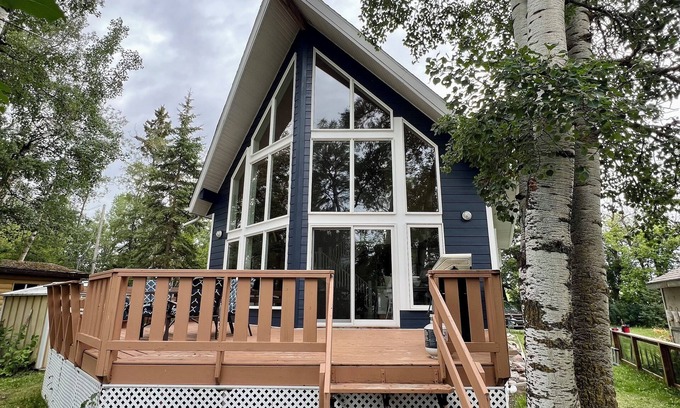 Division No. 8 Cabin | Spacious four season lake front Cabin on Gull Lake