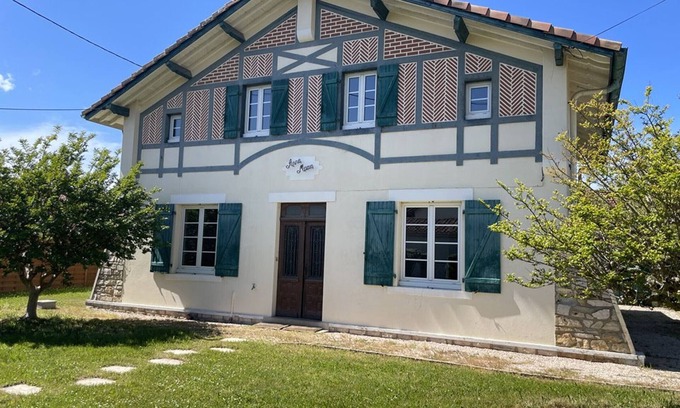 Vieux-Boucau-les-Bains Villa | Spacious 5-Bed Villa with Garden, WiFi & Parking in Vieux-Boucau for 9 Guests