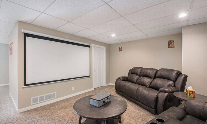 Omaha House | Spacious, Fun & Comfy ~ Game & Cinema Room ~ Yard!