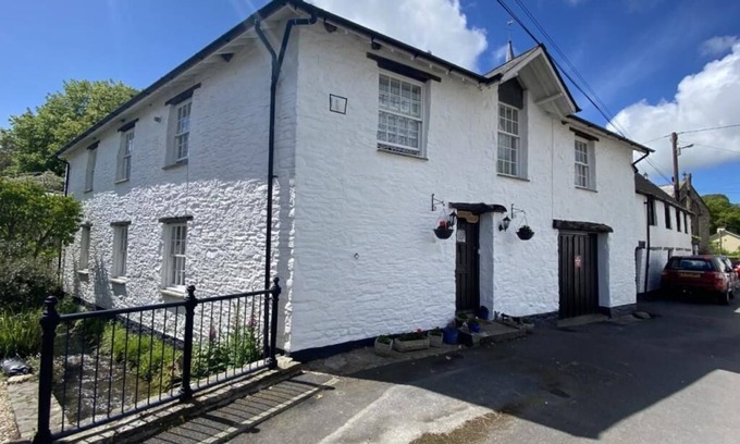 Braunton House | Spacious Grade II stone house, a short walk to Braunton and 3 miles to the coast