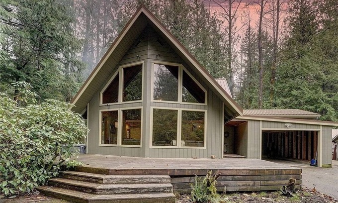 Greenwater House | Spacious Greenwater Crystal Mountain, Mount Rainier Adventure BaseCamp w/Hot tub