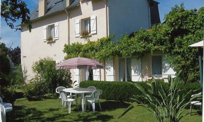 Courtoisville-Sillon-Moka Apartment | Spacious ground floor apartment with enclosed garden facing south