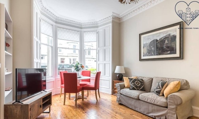 Comely Bank Apartment | Spacious Ground floor 2 bed apt, in trendy area.