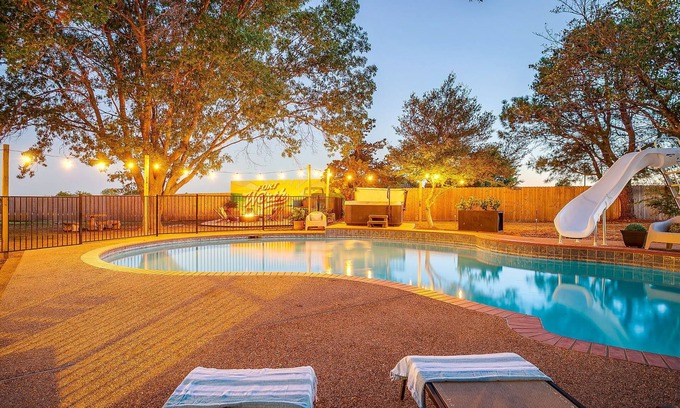 Fort Worth House | Spacious Group Retreat | 3 Kings | Sleeps 25 on 2.6 Acres | Perfect for Reunions