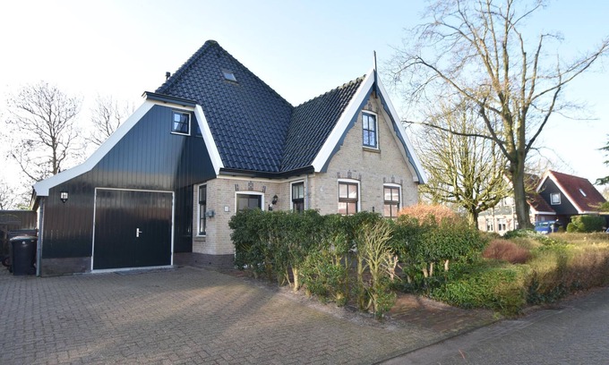 Burgerbrug House | Spacious holiday home close to the sea