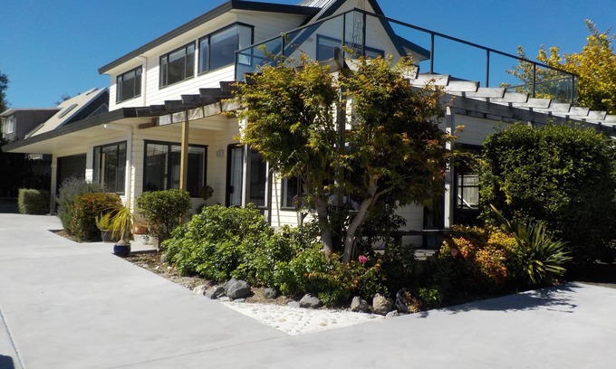 Wharewaka House | Spacious Holiday Home 5minute walk to the Lake