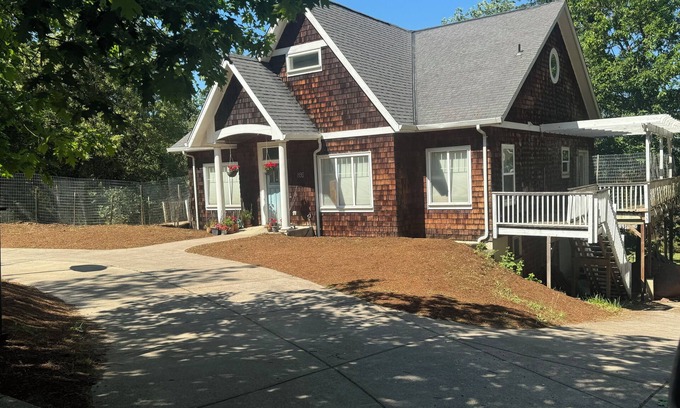 Southeast Eugene House | Spacious home connected to Spencer’s Butte hiking trails