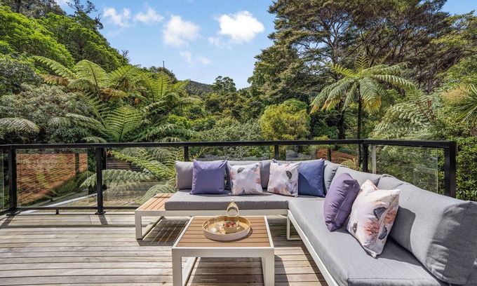 Lowry Bay Villa | Spacious Home for 6-8 great for Families & Friends, Dog Friendly!