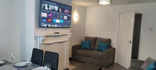 West Bromwich House | Spacious home for groups of friends, family and work colleagues, external CCTV installed for guests peace of mind