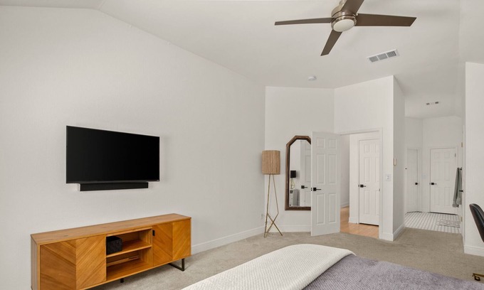 Southland Oaks House | Spacious Home in Deep South Austin - perfect for families!