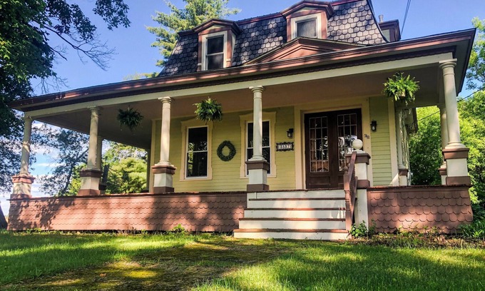 Madrid House | Spacious home, perfect location close to universities and the St Lawrence River