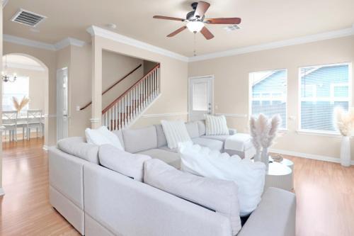 Rosewood House | Spacious Home-Queen Suite-Game room-Movie room
