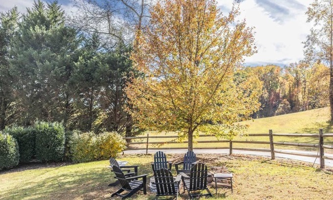 Skyland House | Spacious Home with Mountain Views