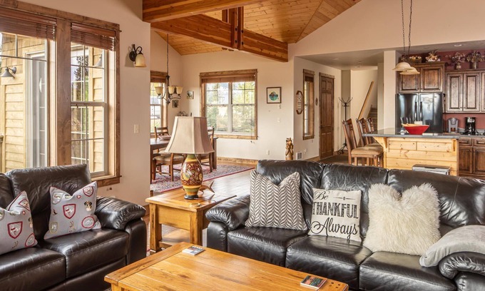 Antler Ridge House | Spacious Home with 2 Kitchens and 2 Living Rooms