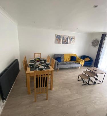 Harlow House | Spacious Home with Garden in Harlow, Suitable for Contractors & Relocators