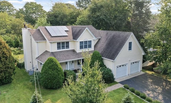Haversham House | Spacious Home with Private Beach Access
