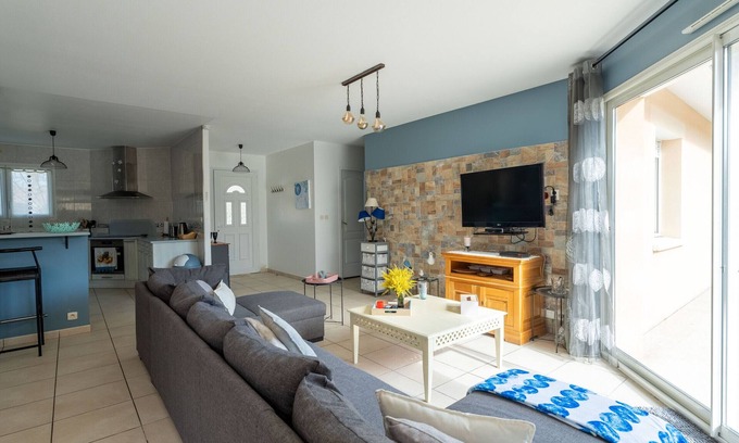 Aureilhan House | Spacious house 600m from lake, sleeps 8, pool