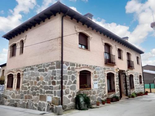 Cenicientos House | Spacious house in Cenicientos with mountain view