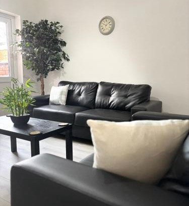 Coventry House | Spacious House in Coventry