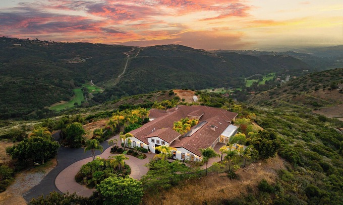 Vista House | Spacious house in the hills of Vista with views for miles, peaceful and quiet
