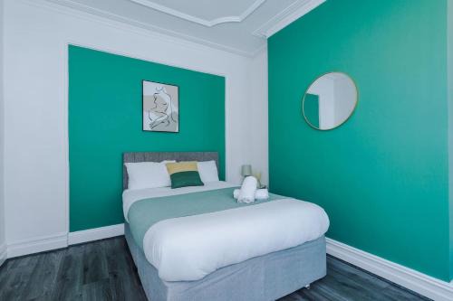Liverpool House | Spacious house near City Centre -Sleeps 8 - Parking