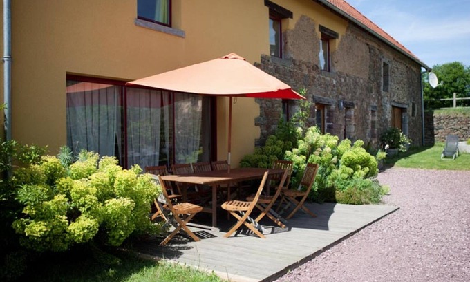 Savigny Cottage | Spacious house with heated pool and spa