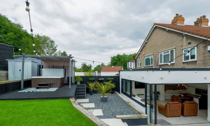 Hanham House | Spacious House with Garden and Hot-tub