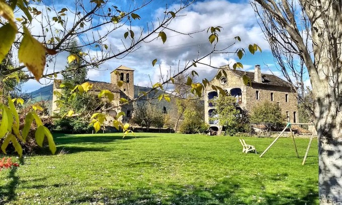 Albella House | Spacious house with mountain view in Albella, fireplace.