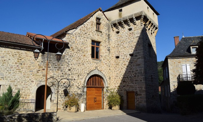 Monteils House | Spacious house with peaceful garden in the heart of a beautiful village.