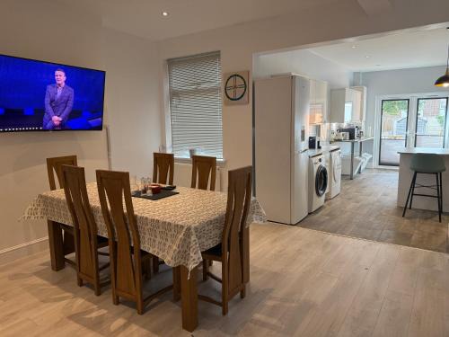 Doncaster House | Spacious John York House & Parking
