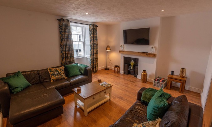 Keswick Apartment | Spacious Keswick Centre 3 Bedroom 2 Bathroom Apartment