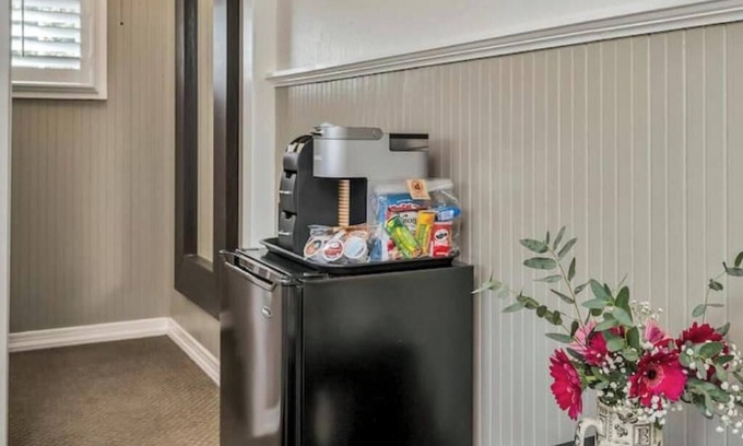 Calistoga Hotel | Spacious King Room in Historic Craftsman Style Home Near Calistoga Wineries