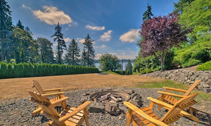 Lake Stevens House | Spacious Lake Stevens Home with Fire Pit, Patio