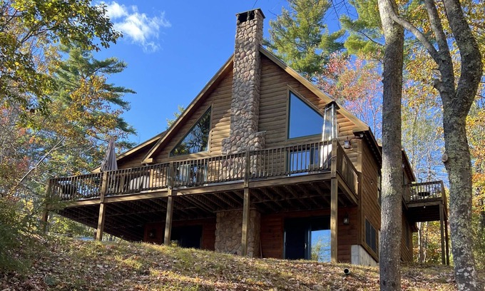 East Wakefield House | Spacious Lakefront chalet for Family Fun & Relaxation - deck, firepit, game room