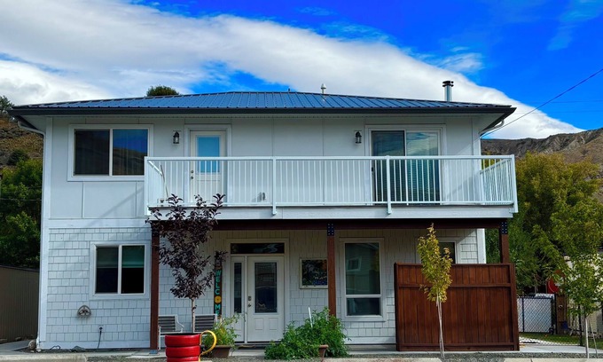 Ashcroft House | Spacious lane home among desert hills, full kitchen, level parking, easy access