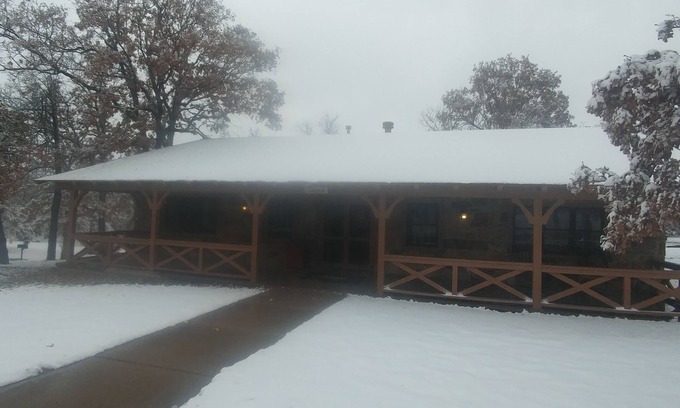 Tulsa Cabin | Spacious lodge with 4 bedrooms and WiFi, AC in welcoming Tulsa