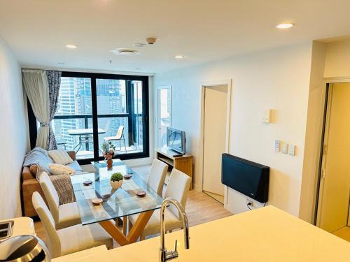 Auckland Central Business District Apartment | Spacious Magnificent Sea Views Front of Sky Tower