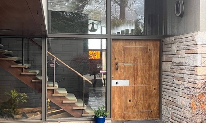 Salem House | Spacious Mid Century 5-bedroom house in S Salem with AC, WiFi, Pool, Bar Area