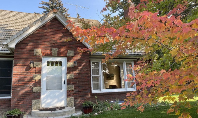 Hamilton House | Spacious Mid Century house, perfect for families and close to city center.