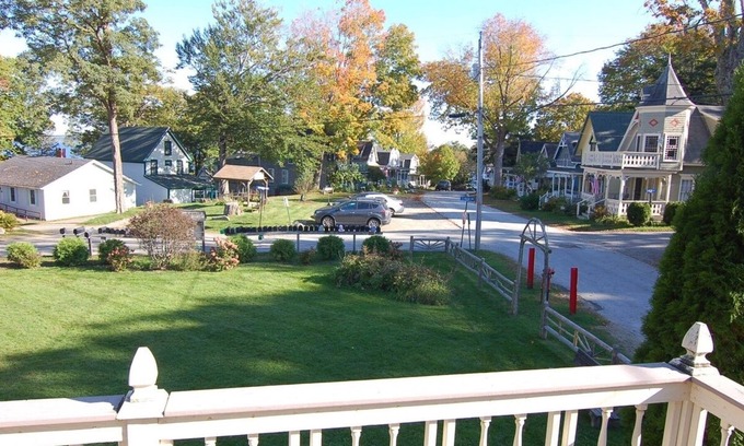 Bayside Cottage | Spacious mid coast cottage in historic Bayside Village