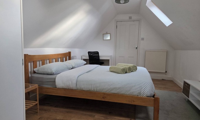 Reading Apartment | Spacious, Modern 1 bed Flat - Close proximity to the Hospital, Uni & Town Center