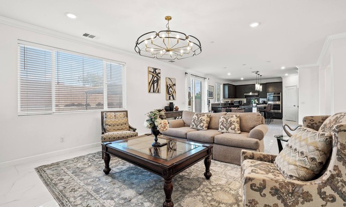 Ontario House | Spacious modern/6BR/8 Beds/3 king beds/Foosball table