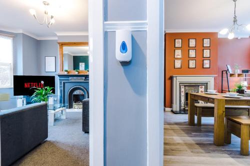 Hoole House | Spacious Modern Chester Home - Great Location